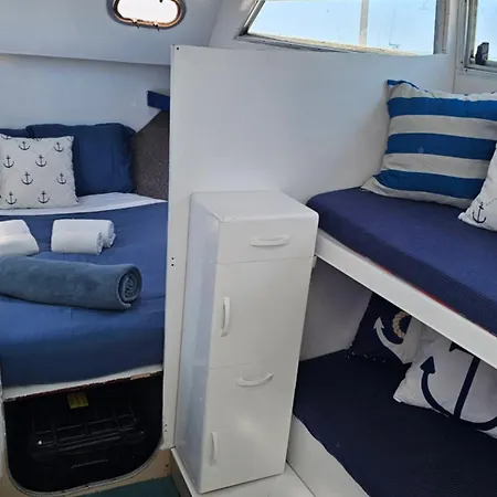 Bateau-hôtel Tarasmaki - Boat House *